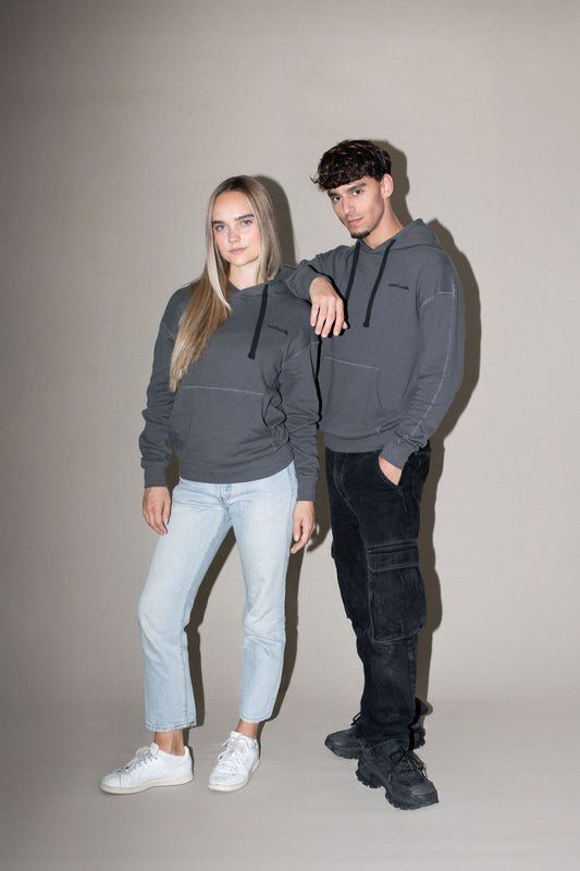 Weibliches und männliches Model tragen den naturhoodie HempyHero in Moon Rock – Vorderansicht